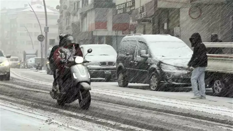 İstanbul’da Kar Yağışı Başladı