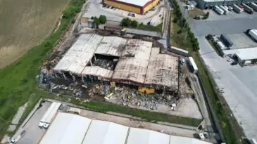 Yangında Fabrika Küle Döndü