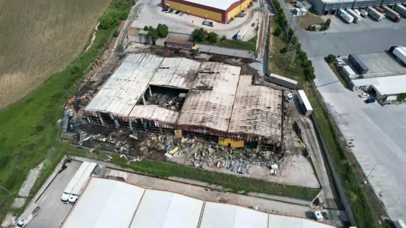 Yangında Fabrika Küle Döndü