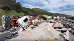 TEM’de iki tır çarpıştı! Şoför araçta sıkıştı