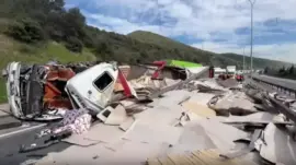 TEM’de iki tır çarpıştı! Şoför araçta sıkıştı