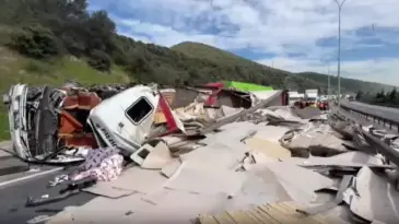 TEM’de iki tır çarpıştı! Şoför araçta sıkıştı