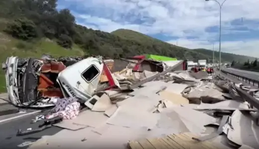 TEM’de iki tır çarpıştı! Şoför araçta sıkıştı