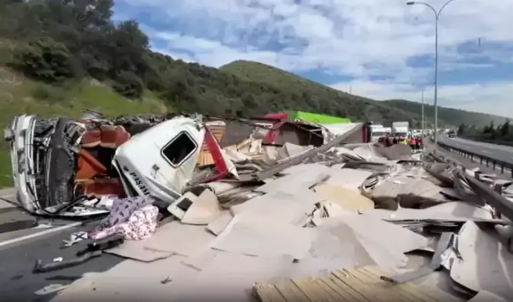 TEM’de iki tır çarpıştı! Şoför araçta sıkıştı