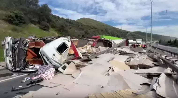 TEM’de iki tır çarpıştı! Şoför araçta sıkıştı